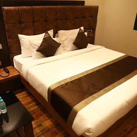 Hotel Emperio Grand Lucknow Bagian luar foto
