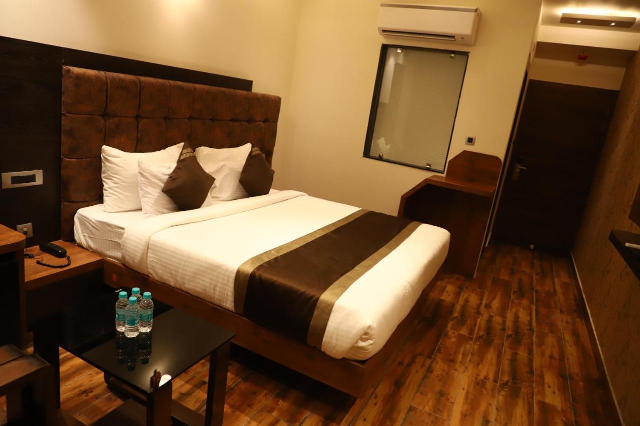 Hotel Emperio Grand Lucknow Bagian luar foto