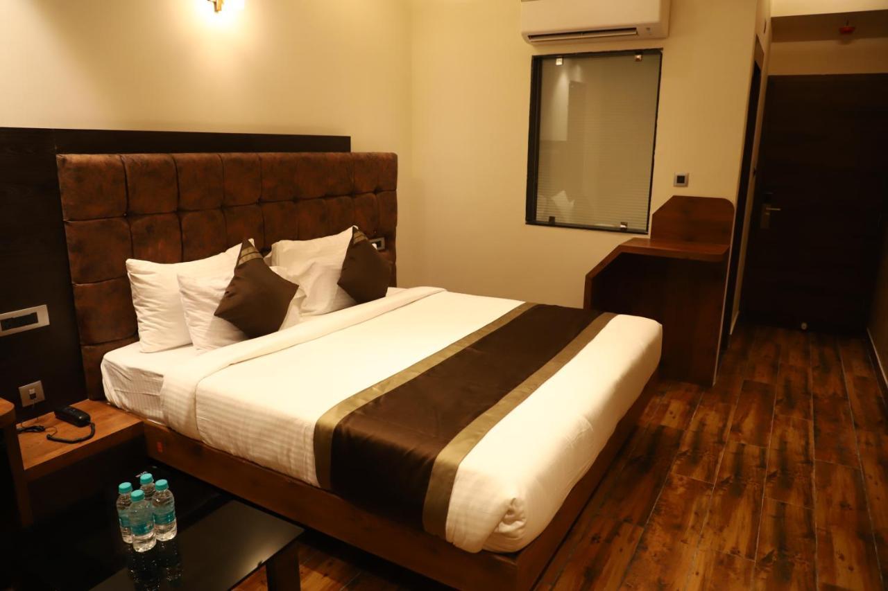 Hotel Emperio Grand Lucknow Bagian luar foto