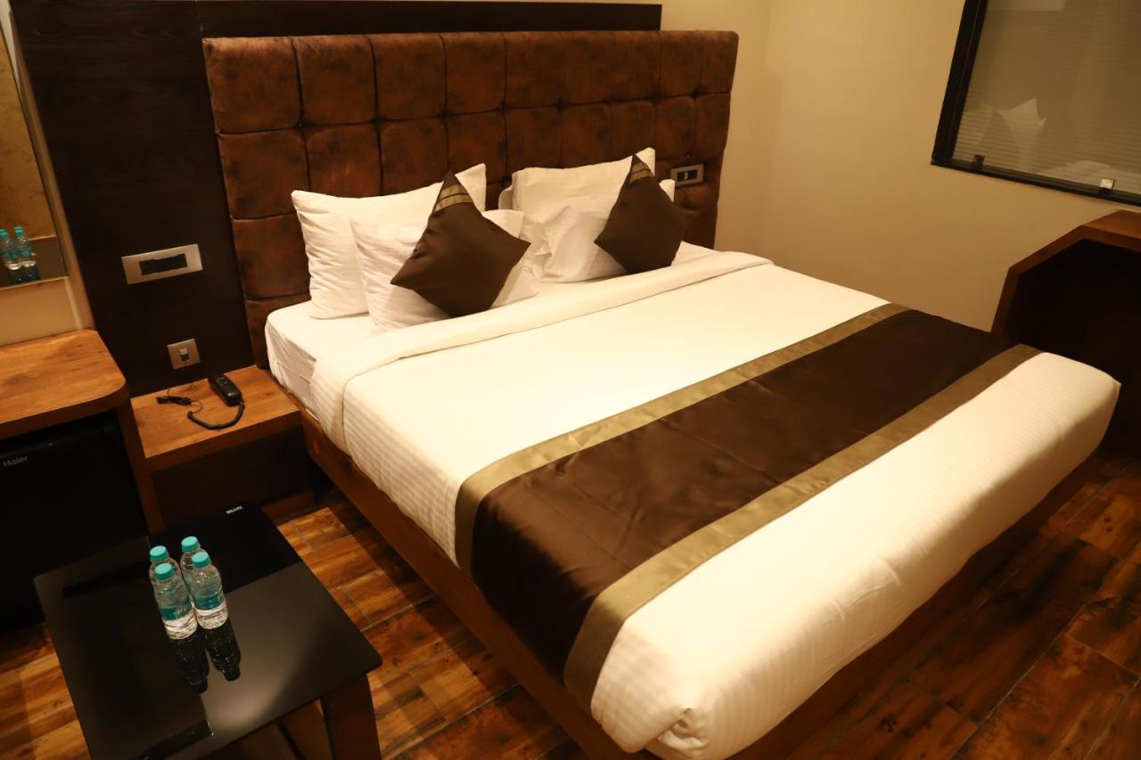 Hotel Emperio Grand Lucknow Bagian luar foto